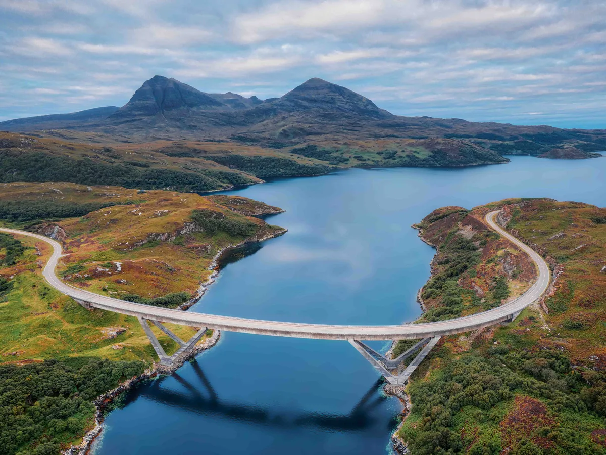 Számos road trip útvonal vár felfedezésre. A felvételen Skócia – North Coast 500 látható