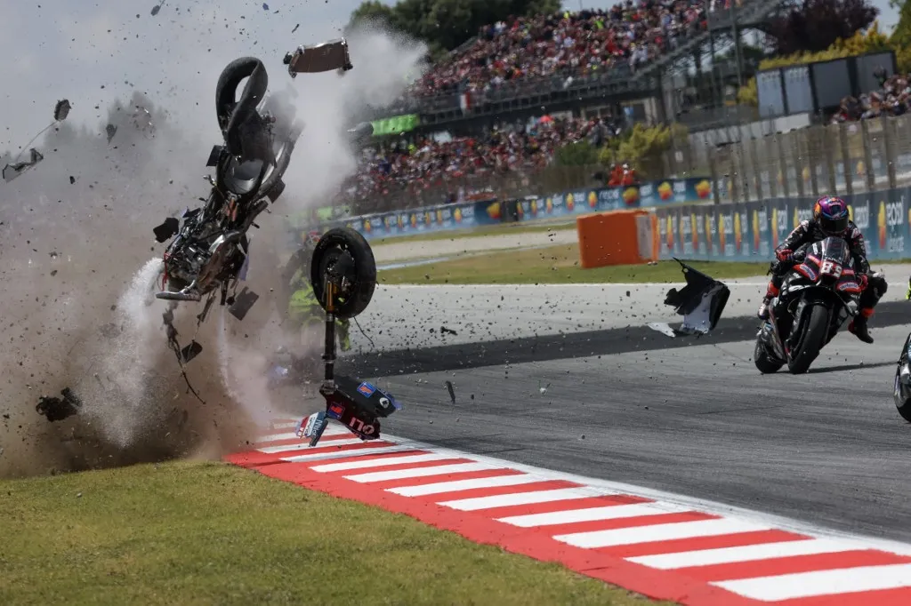Rémisztő baleseteket láthattak a nézők a MotoGP Katalán Nagydíján