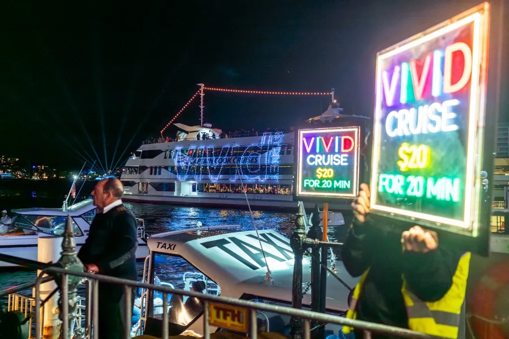 A sydney-i drónbaleset során közel 90 drón zuhant a vízbe a Vivid Sydney látványshow alatt.