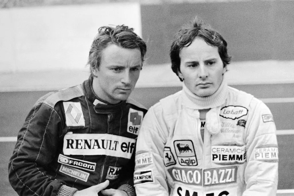 Gilles Villeneuve (jobbra) és a Renault francia pilótája, René Arnoux a Forma-1-es Dél-afrikai Nagydíj időmérőjén, 1982-ben