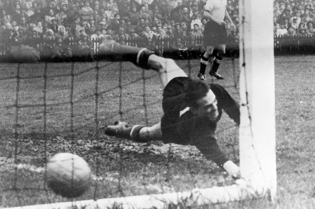 German forward Helmut Rahn (not in the photo) overcomes Hungarian goalkeeper Gyula Grosics from a distance of 17 metres in the 85th minute of the World Cup final in Bern, Switzerland, 04 July 1954. Germany won the match 3-2. 


Keywords: Sport, SPO, Sport, SPO, People, historic, historic, historic, soccer (Photo by dpa Picture-Alliance via AFP)