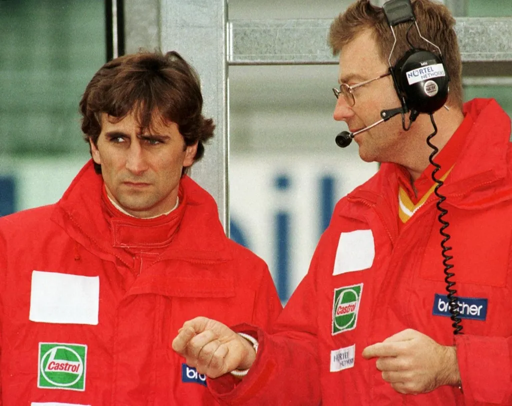 le pilote italien Alessandro Zanardi de Williams-Supertec (G) discute avec un technicien, le 04 février lors la deuxième séance d'essais privés sur le circuit de Nevers-Magny-Cours.
Italian Williams-Supertec driver Alessandro Zanardi (L) listens to a technician, 04 February, during a private training session on the Nevers-Magny-Cours racetrack. (Photo by SAMIRA BOUHIN / AFP)