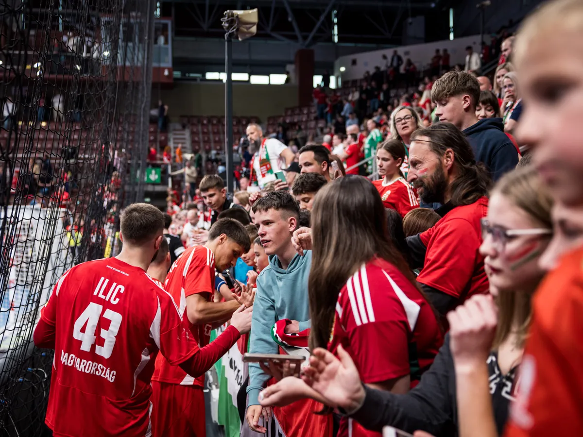 A fájó győzelem után a szurkolók gratulálnak a vb-ről lemaradó magyar válogatott játékosainak