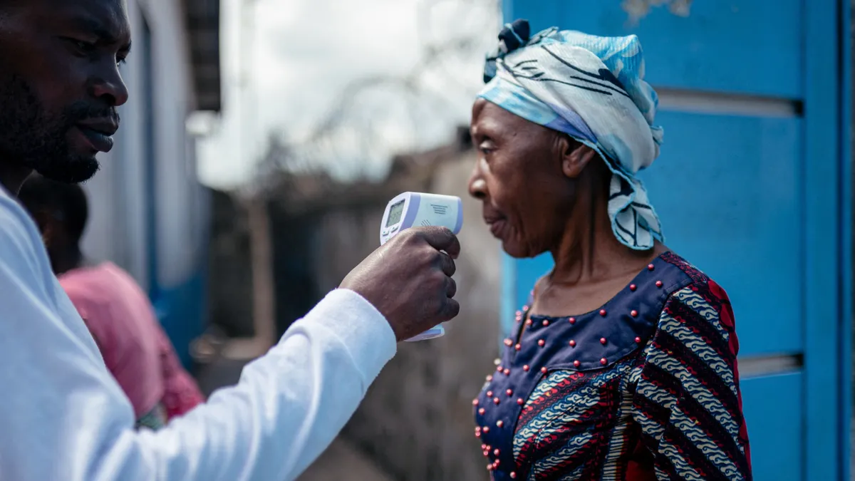 Az ebola-vírus főleg Afrikában terjed, A staff member of the CBCA Virunga Hospital checks a visitors temperature using a a contactless infrared thermometer, before allowing her access to the hospital in Goma on May 17, 2026. A first case of Ebola virus infection has been reported in Goma, a major city in eastern Democratic Republic of Congo controlled by the M23 armed group, with the WHO declaring an international health alert on Sunday.According to figures released Saturday by the African Unions health agency (Africa CDC), 88 deaths likely caused by the virus have been recorded, out of 336 suspected cases. One death has been reported in neighboring Uganda. As the epicenter of the outbreak is located in a hard-to-reach area, few samples have been tested in laboratories and the figures are based largely on suspected cases. (Photo by Jospin Mwisha / AFP)