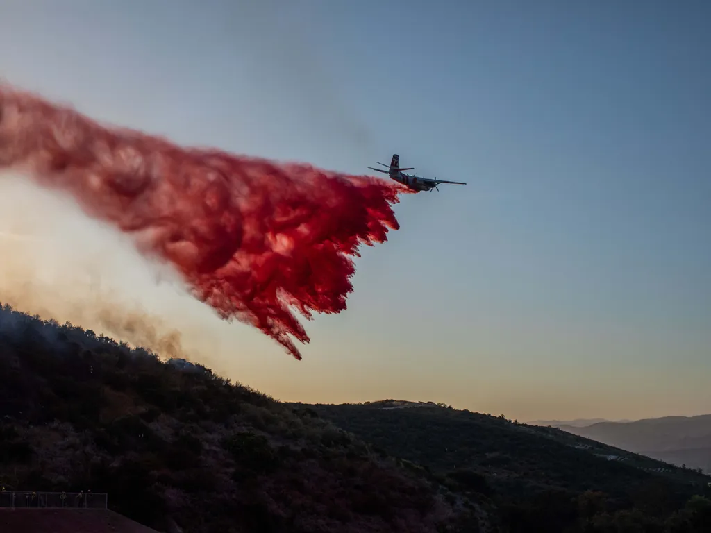 Erdőtűz, Kalifornia, ErdőtűzKalifornia, 2026.05.19., A Cal Fire aircraft drops fire retardant on the Sandy Fire as it burns in the hills near a residential area in Simi Valley, California on May 18, 2026. A brush fire broke out May 18 in the suburbs of L