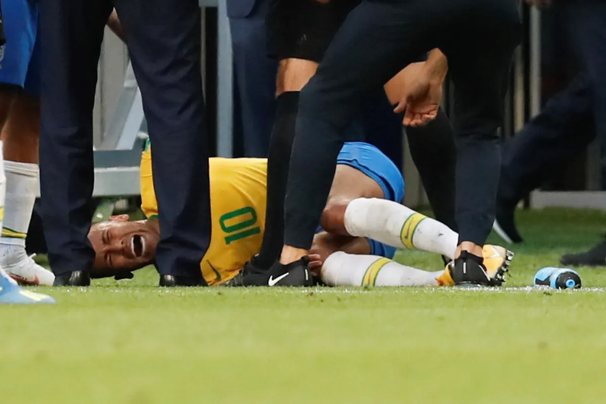 SAMARA, RUSSIA - JULY 02: Neymar of Brazil gets injured for a while during the 2018 FIFA World Cup Russia Round of 16 match between Brazil and Mexico at the Samara Arena Stadium in Samara, Russia on July 02, 2018.


 Fatih Aktas / Anadolu Agency (Photo by Fatih Aktas / ANADOLU AGENCY / Anadolu via AFP)