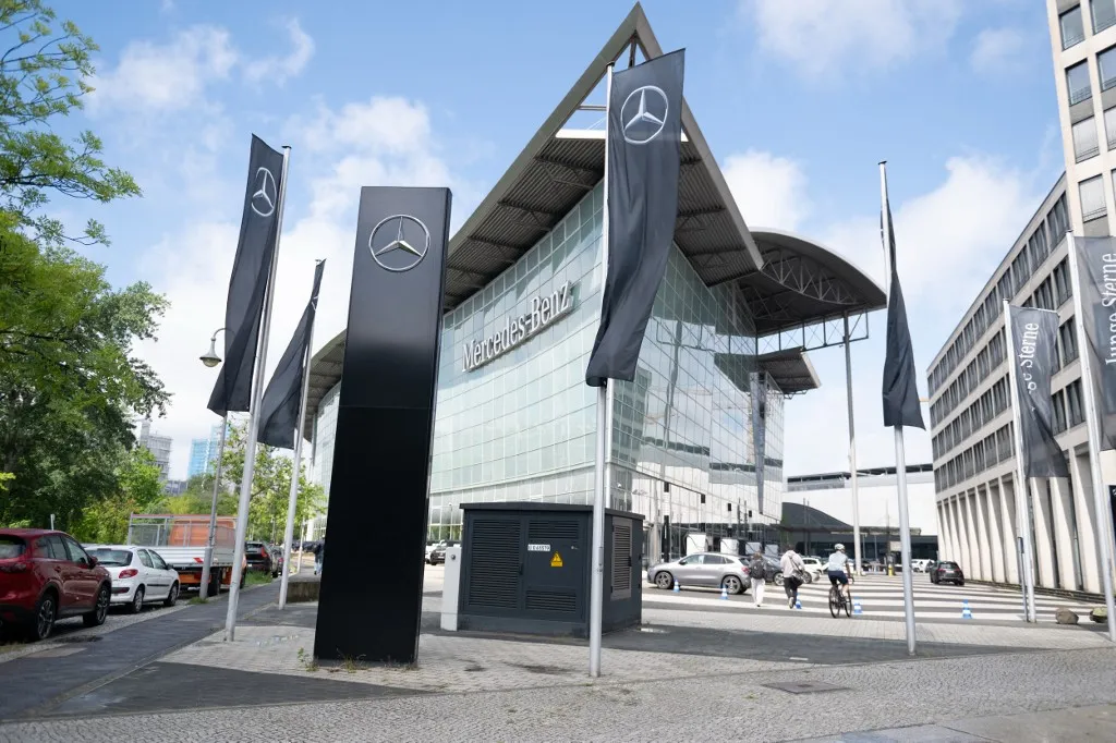 A világ legnagyobb Mercedes-Benz szalonja a berlini Salzuferen található, most ezt is eladja az anyacég