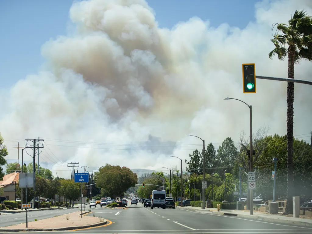 Erdőtűz, Kalifornia, ErdőtűzKalifornia, 2026.05.19., Simi Valley, 2026. május 19.
Erdőtűz füstje gomolyog a kaliforniai Simi Valley településnél 2026. május 18-án.
MTI/AP/Ethan Swope