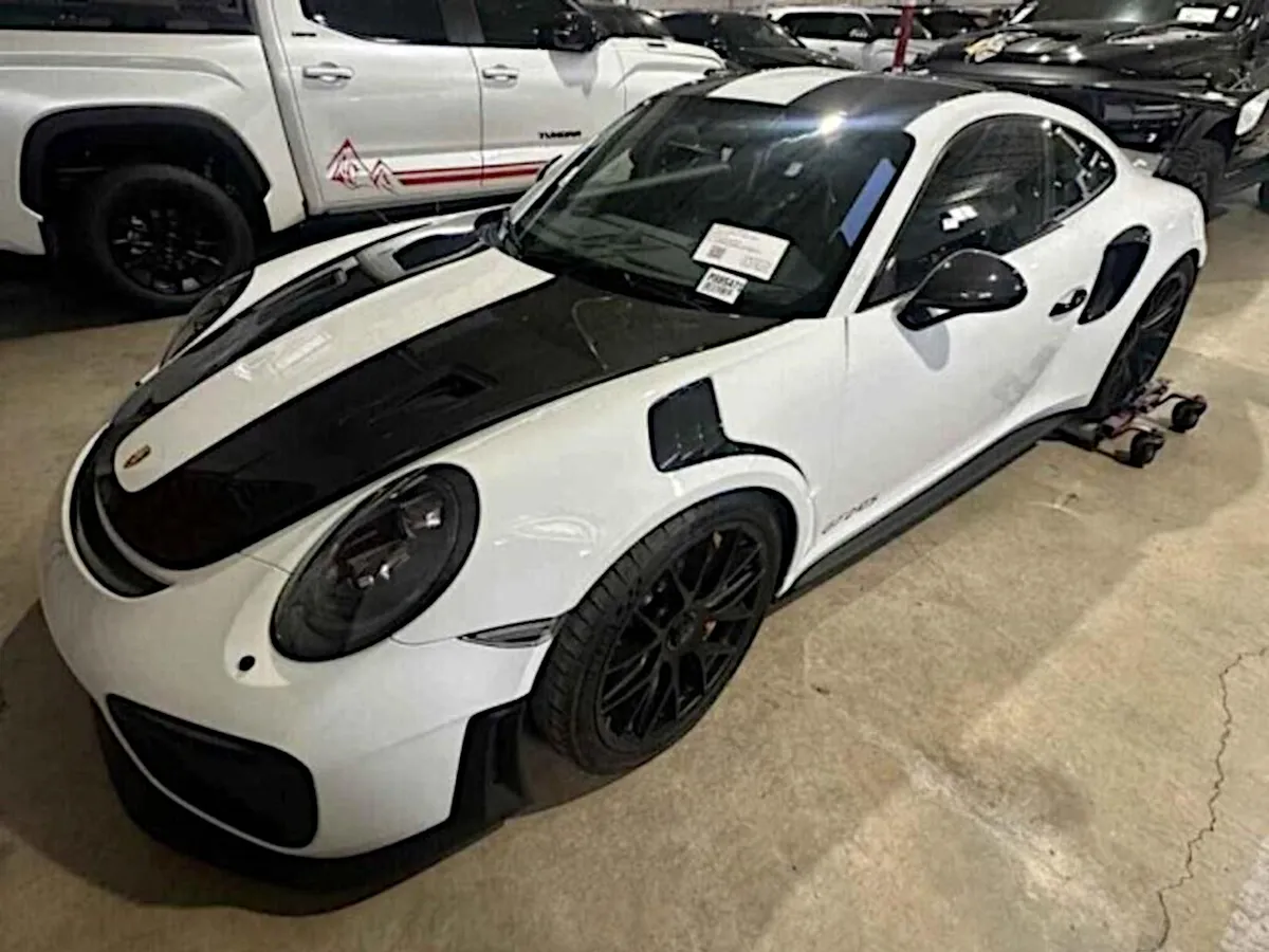 220 millió Ft-nyi dollárt fizettek az önerőből járásképtelen, bikázásra induló Porsche 911 GT2 RS-ért. Nyolc év alatt 40 km-t ment az autó.
