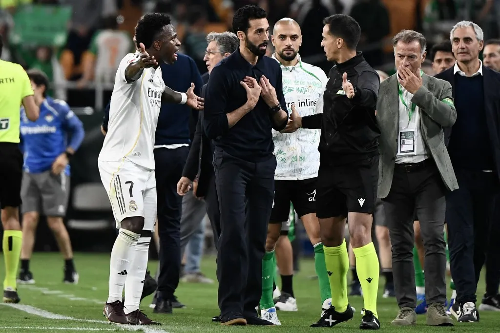 Real Madrid's Spanish coach Alvaro Arbeloa (C) gestures the an official after the Spanish league football match between Real Betis and Real Madrid CF at the La Cartuja stadium in Seville on April 24 , 2026. (Photo by CRISTINA QUICLER / AFP)