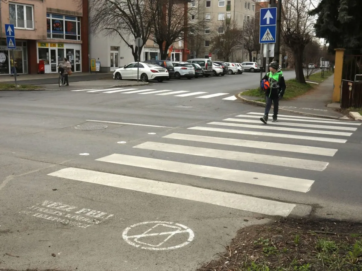 Ma felfestések hívják fel a figyelmet a gyalogosoknak a mobilozás mellőzésére, az új KRESZ intézményesíti a tiltást.