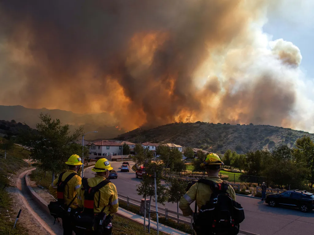 Erdőtűz, Kalifornia, ErdőtűzKalifornia, 2026.05.19., Fire fighters monitor the Sandy Fire as it burns in the hills close to a residential area in Simi Valley, California, on May 18, 2026. About 24,000 people in Simi Valley, 40 miles northwest of Los Ange