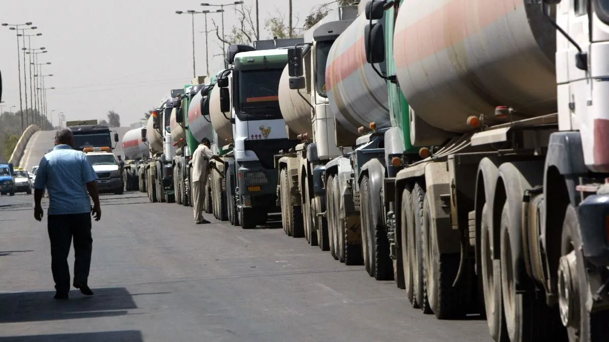 Irak tartálykocsikon, Szírián át kezdte megszervezni olajexportját a Hormuzi-szoros körüli bizonytalanság miatt egy korábban lezárt határátkelőn (korábban készült felvétel)