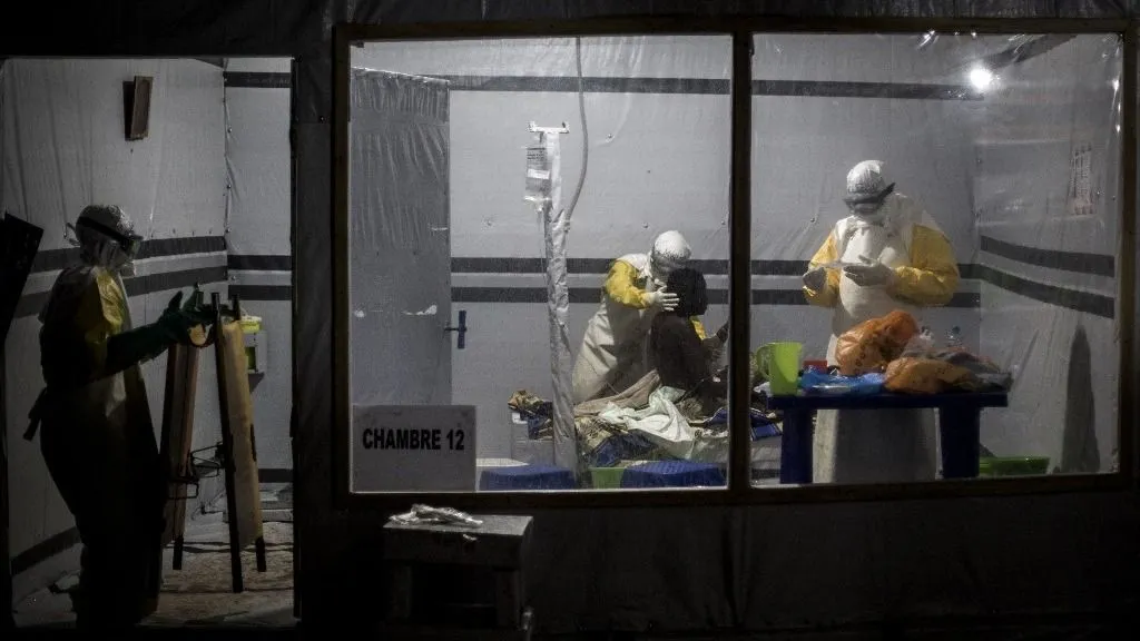 Ismét Ebola-járvány tört ki Kongóban, már több tucat halálesetet jelentettek - (FILES) Health workers treat an unconfirmed Ebola patient, inside a MSF (Doctors Without Borders) supported Ebola Treatment Centre (ETC) on November 3, 2018 in Butembo, Democratic Republic of the Congo. An outbreak of the ebola virus has been blamed for dozens of deaths in the east of the Democratic Republic of the Congo, African health authorities said on May 15, 2026.
The outbreak is in Ituri province. (Photo by John WESSELS / AFP)