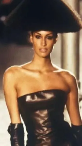 Yasmeen Ghauri fotói ma is felrobbantják az internetet