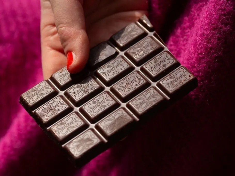  Csokoládégyártók közül több nagy cég rosszul szerepelt egy friss fenntarthatósági rangsorban, csokoládé ILLUSTRATION - 10 March 2026, Berlin: A person is holding a bar of chocolate. Photo: Fernando Gutierrez-Juarez/dpa (Photo by Fernando Gutierrez-Juarez / dpa Picture-Alliance via AFP)