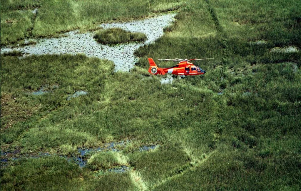 Mentőhelikopter a ValuJet 592 lezuhanásának helyszínén 1996. május 12-én