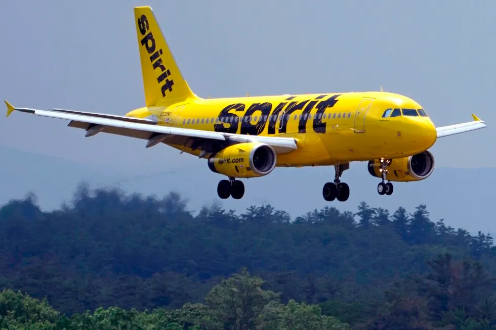 FILE - A Spirit Airlines 319 Airbus approaches Manchester Boston Regional Airport for a landing, June 2, 2023, in Manchester, N.H. (AP Photo/Charles Krupa, File), légitársaság