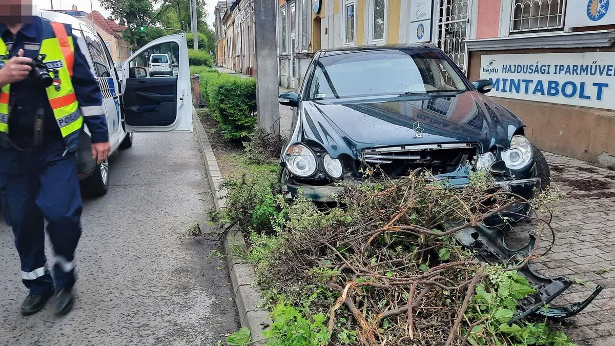 A Mercedes eleje teljesen megsemmisült, miután az épületnek csapódott