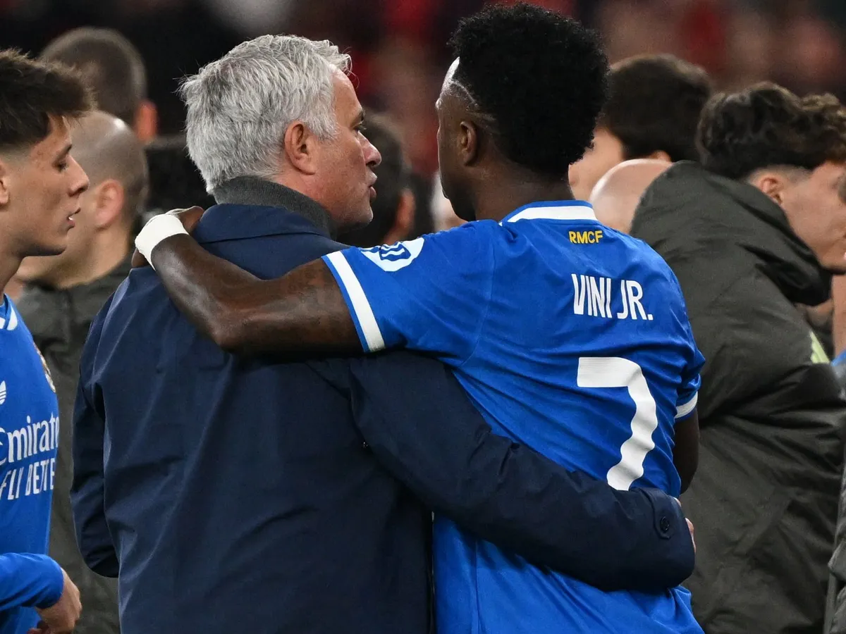 LISBON, PORTUGAL - FEBRUARY 17: Benfica head coach Jose Mourinho speaks with Real Madrid player Vinicius Junior during the UEFA Champions League match between SL Benfica and Real Madrid at Estadio da Luz in Lisbon, Portugal, on February 17, 2026. Zed Jameson / Anadolu (Photo by Zed Jameson / Anadolu via AFP)