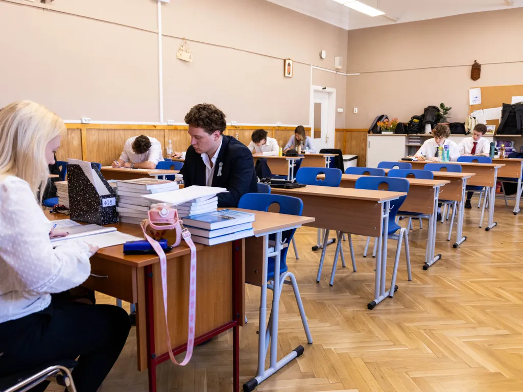 érettségi vizsga, magyar nyelv és irodalom írásbeli érettségi, érettségivizsga, magyarnyelvésirodalomírásbeliérettségi, az igazgatónő kérése, hogy más témájú cikkekhez ne használják majd fel a fotókat, kizárólag az érettségihez,