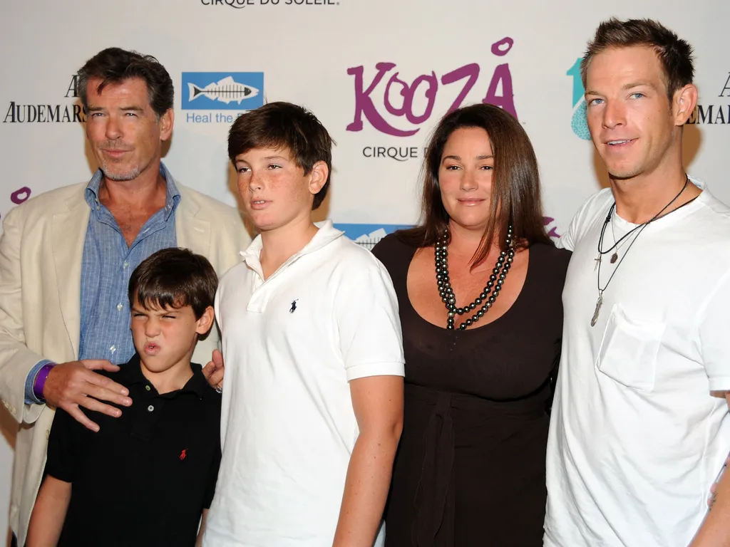 a születésnapos Pierce Brosnan, aszületésnaposPierceBrosnan, PierceBrosnan,      LOS ANGELES, CA - OCTOBER 16: Actor Pierce Brosnan (L) and family arrive for the Cirque Du Solei Opening Night Gala For Kooza at the Santa Monica Pier on October 16, 2009 in 