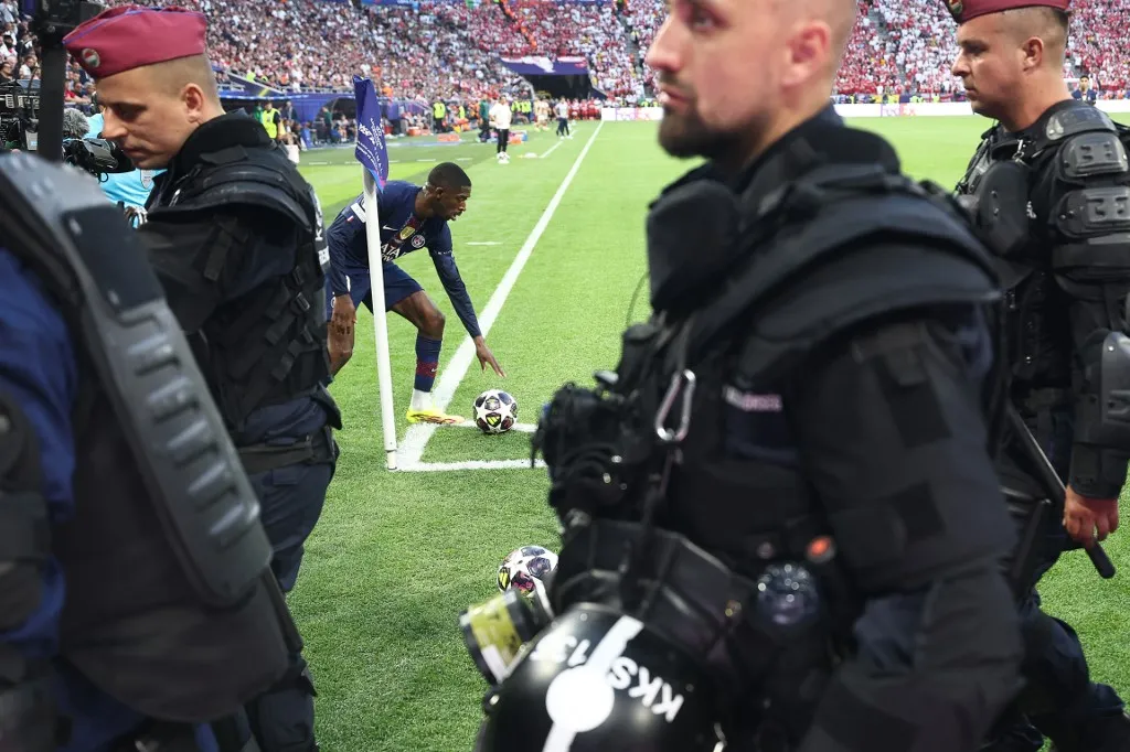 Legurult a lelátóról egy szurkoló a PSG-Arsenal meccsen