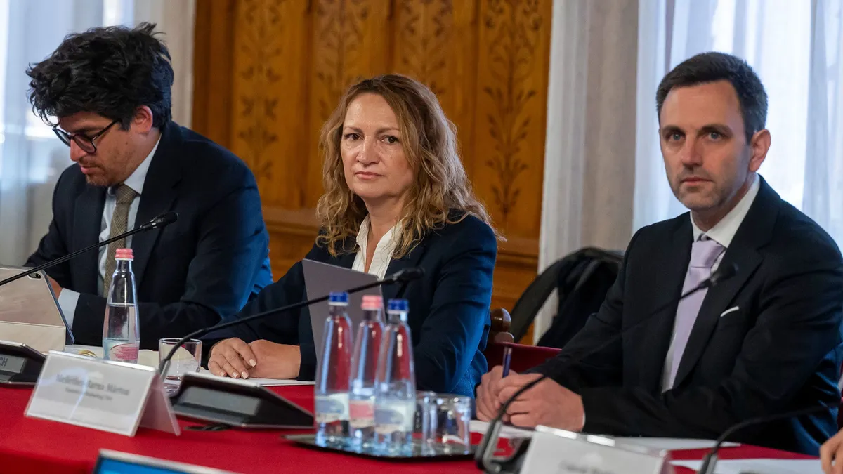 Budapest, 2026. április 28.
Bujdosó Andrea, a Tisza Párt leendő országgyűlési frakcióvezetője, valamint Velkey György László (b) és Melléthei-Barna Márton, a párt delegációjának tagjai az Országgyűlés alakuló ülését előkészítő újabb tárgyaláson az Országházban 2026. április 28-án.
MTI/Balogh Zoltán
