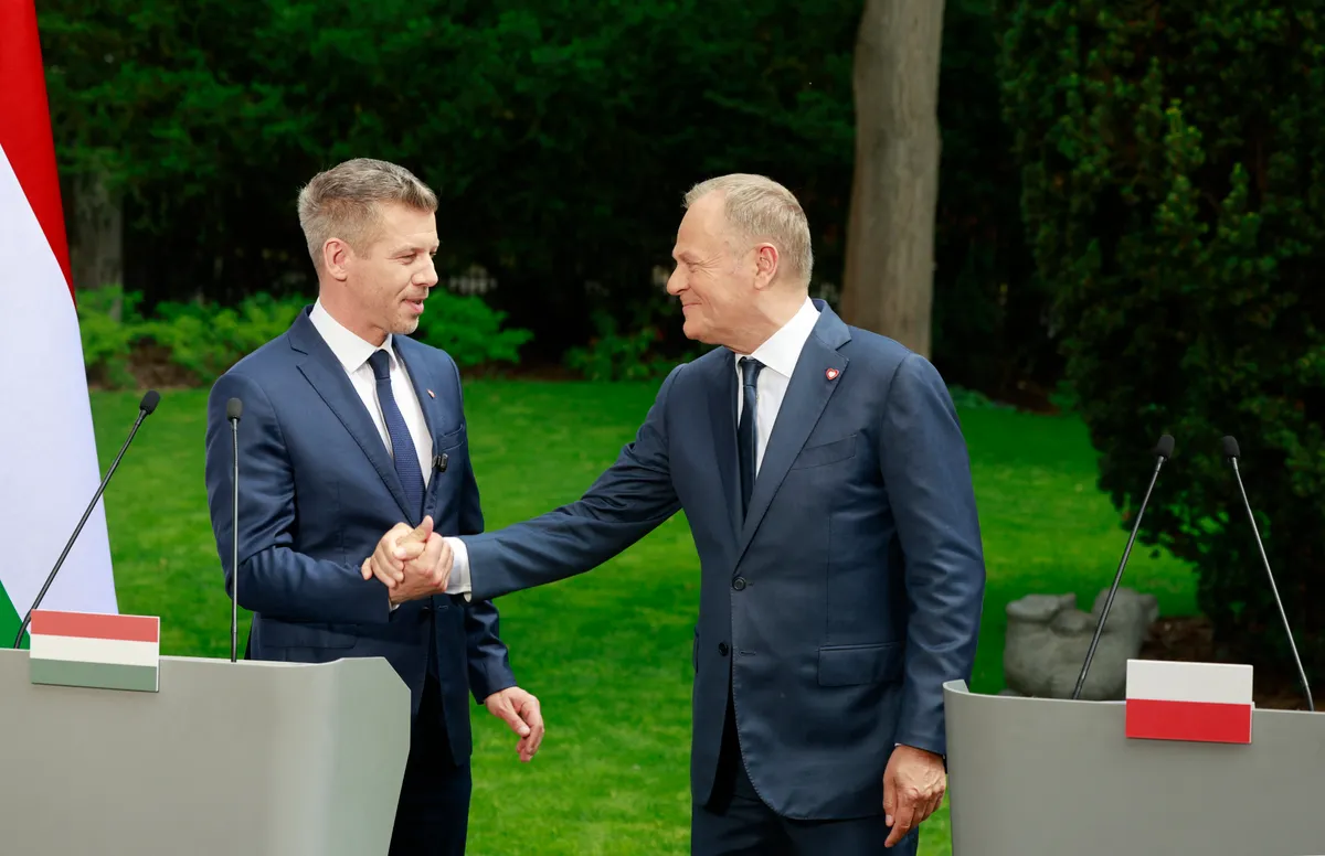 Magyar Péter és Donald Tusk közös varsói sajtótájékoztatóján szó esett a visegrádi együttműködés megerősítéséről, az ukrajnai háborúról, valamint a kárpátaljai magyar kisebbség helyzetéről is (Fotó: AFP)