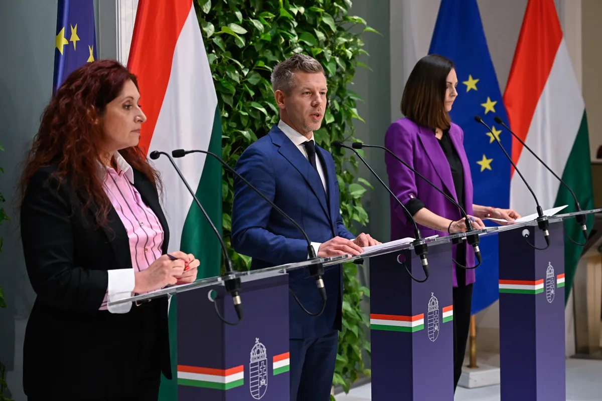 Budapest, 2026. május 18.
Magyar Péter miniszterelnök a kormányülés után tartott sajtótájékoztatón a Miniszterelnökségen 2026. május 18-án. Mellette Magyar Éva (b) és Köböl Anita kormányszóvivők.
MTI/Hegedüs Róbert