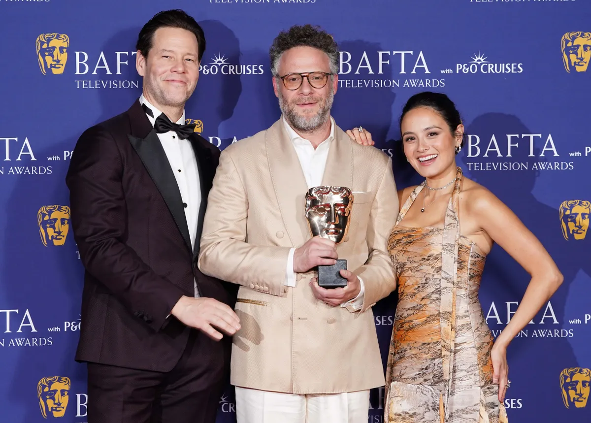 Ike Barinholtz, Seth Rogen és Chase Sui Wonders a 2026-os BAFTA TV díjátadón.