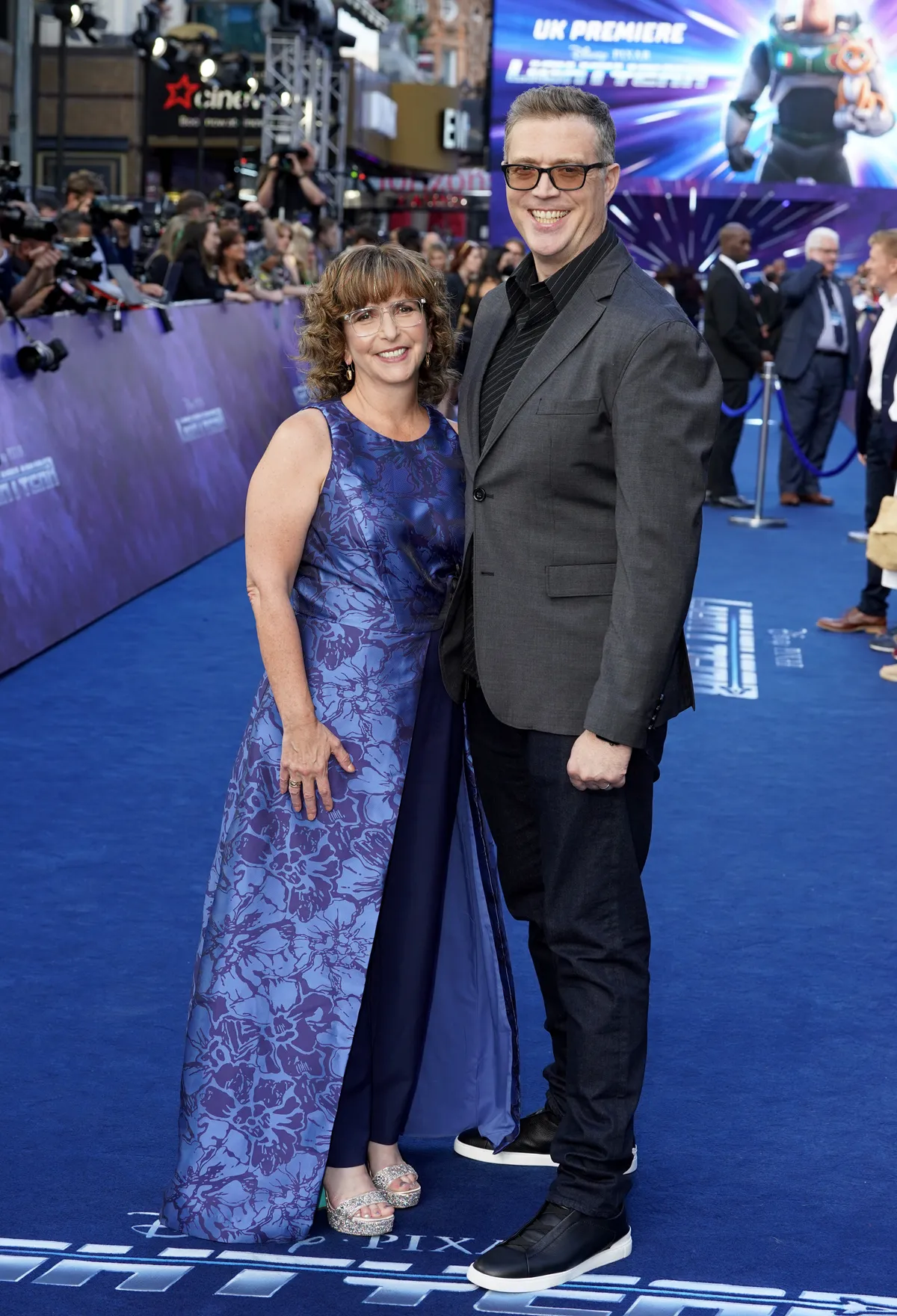 Galyn Susman producer és Angus MacLane rendező a Lightyear című animációs mese premierjén.