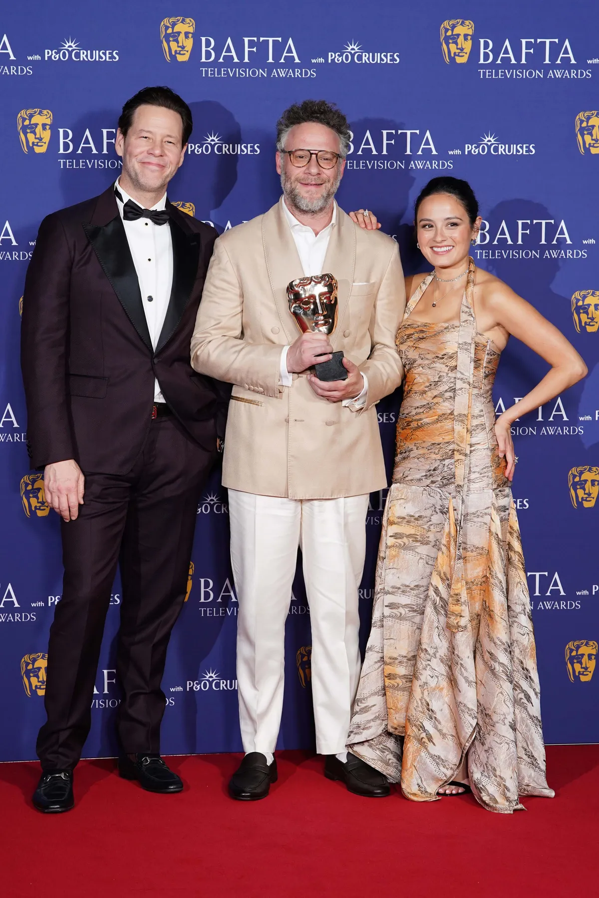 Ike Barinholtz, Seth Rogen és Chase Sui Wonders a BAFTA TV díjjal a 2026-os BAFTA TV díjátadón.