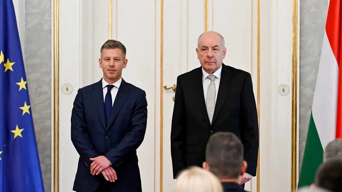 Budapest, 2026. május 12.
Sulyok Tamás köztársasági elnök (j) és Magyar Péter miniszterelnök a Tisza-kormány minisztereinek kinevezési ünnepségén a Sándor-palotában 2026. május 12-én. A köztársasági elnök átadta a kormány tizenhat miniszterének megbízólevelét. 
MTI/Hegedüs Róbert
