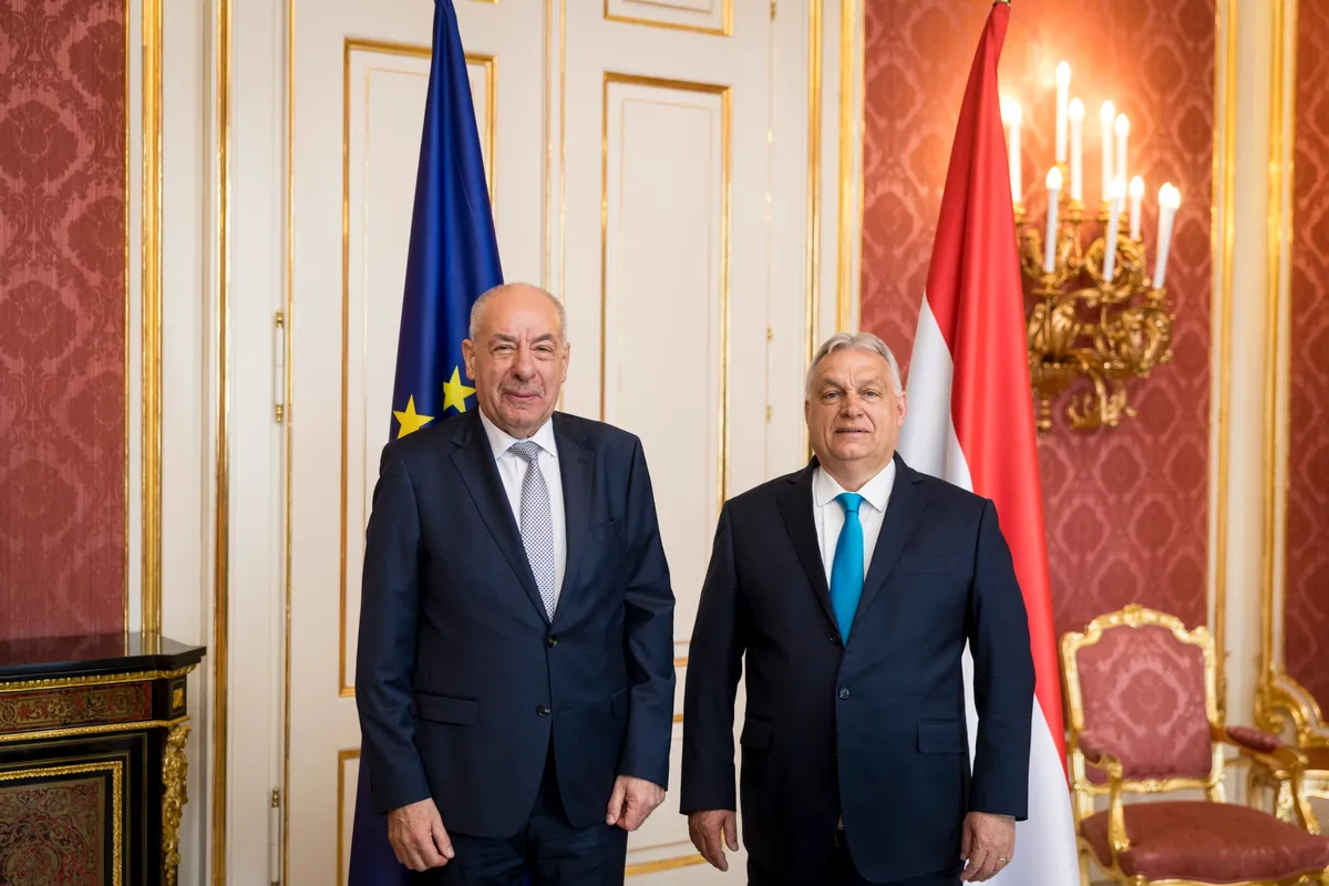 Budapest, 2026. április 15.
A Miniszterelnöki Kommunikációs Főosztály által közreadott képen Orbán Viktor miniszterelnök, a Fidesz elnöke (j) a Sándor-palotában, mielőtt megbeszélést folytat Sulyok Tamás köztársasági elnökkel (b) 2026. április 15-én. Az államfő egyeztetésre hívta az Országgyűlésbe jutó pártok vezetőit.
MTI/Miniszterelnöki Kommunikációs Főosztály/Kaiser Ákos