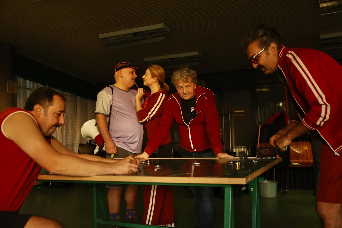 A Lepattanó című film forgatása 2023. szeptember 2-án. Képen: Katona László, Rába Roland, Waskovics Andrea, Scherer Péter, Fekete Zsolt.