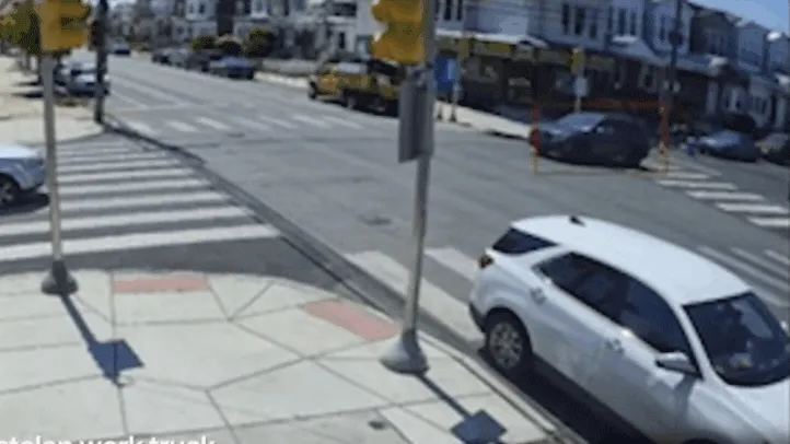 A philadelphiai baleset végén a lopott teherautó egy általános iskola játszóterére csapódott és az oldalára borult.