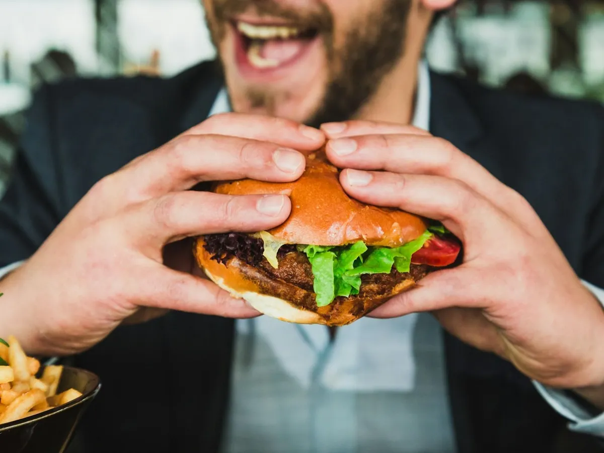 A hamburger állítólag kevésbé esik szét, ha fejjel lefelé fordítva esszük