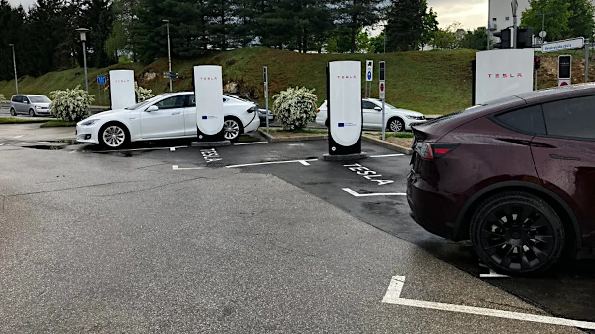 Egyelőre tesztüzemben érhető el az elektromos autó töltőnél való virtuális sorban állás.