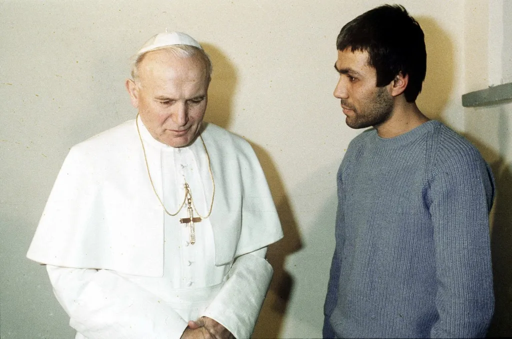 Rome, le 27/12/1983. Le Pape Jean Paul II rencontre à la prison de Rebibbia Ali Agca qui tenta de l'assassiner. (Photo by leemage / Bridgeman Images via AFP)