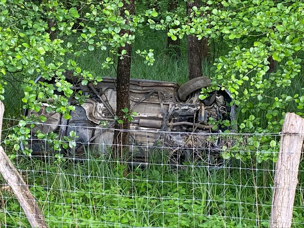Brutális baleset a 76-os főúton: egy autó áttért a szemközti sávba, végül a fák között landolt. A helyszínre mentőhelikopter érkezett