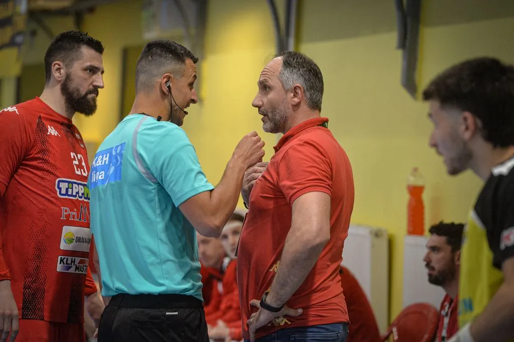 Alem Toszkics beszélget a játékvezetővel. Fotó: HEOL/Czímer Tamás
