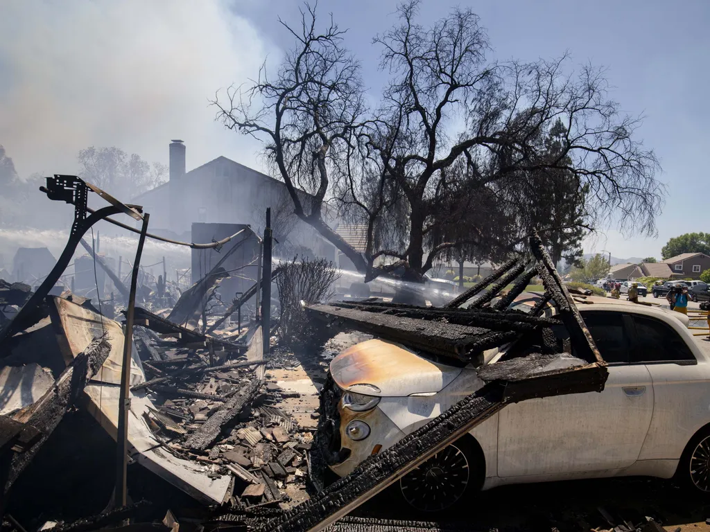 Erdőtűz, Kalifornia, ErdőtűzKalifornia, 2026.05.19., Simi Valley, 2026. május 19.
Lakott területre átterjedt erdőtűzben felperzselt birtok a kaliforniai Simi Valley településen 2026. május 18-án.
MTI/AP/Ethan Swope
