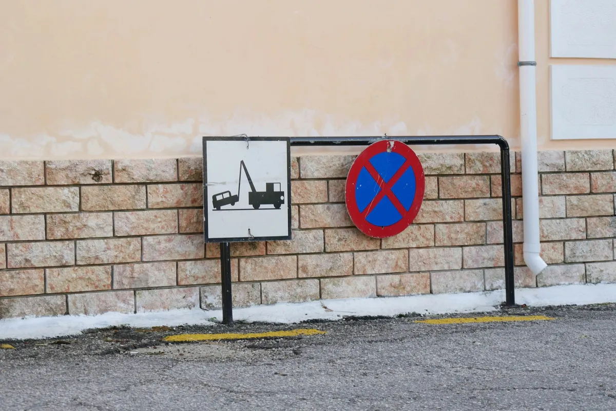 Csak akkor állhat meg, ha azt a KRESZ nem tiltja semmilyen formában