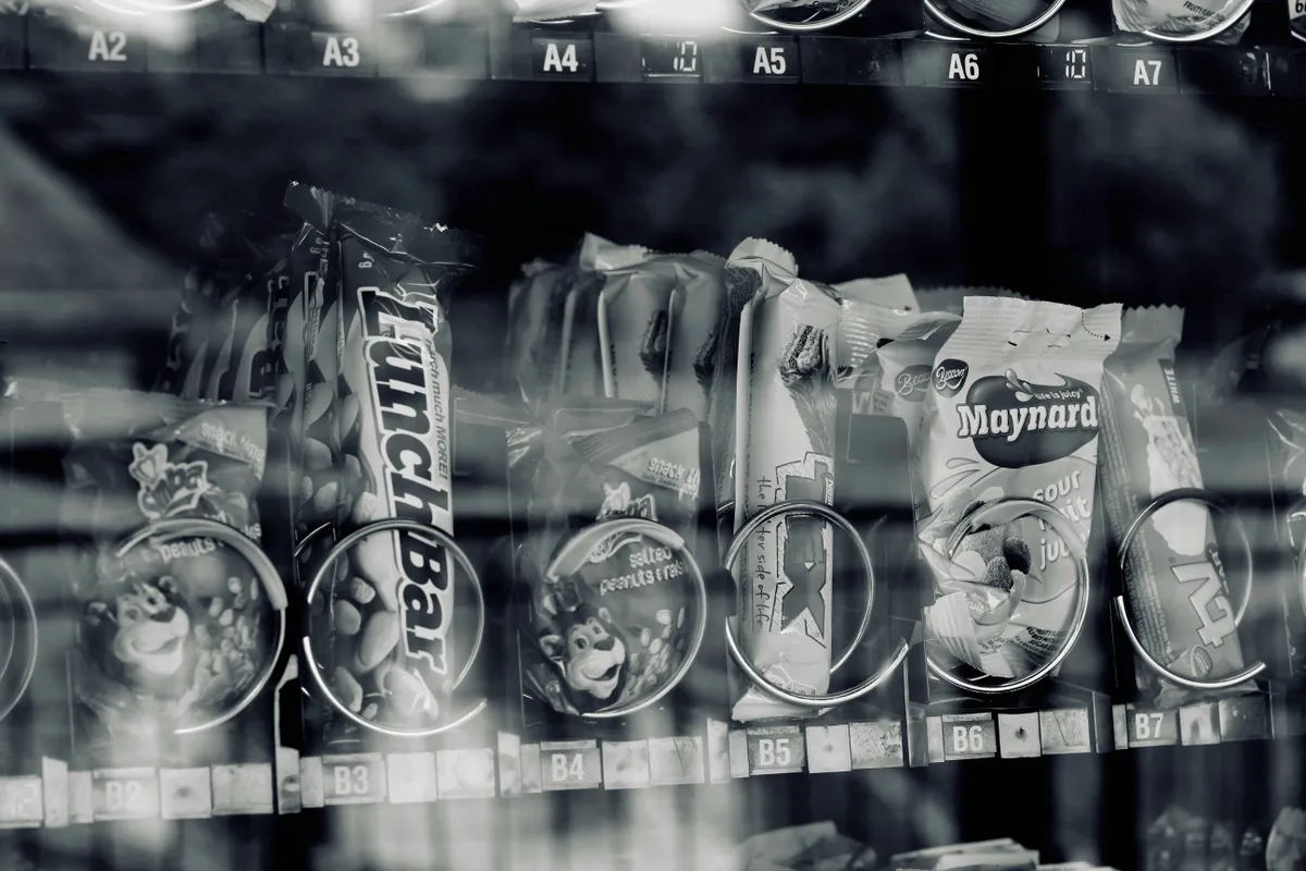 A japán snack csomagolás több népszerű terméknél teljesen fekete-fehérre vált az alapanyaghiány miatt.