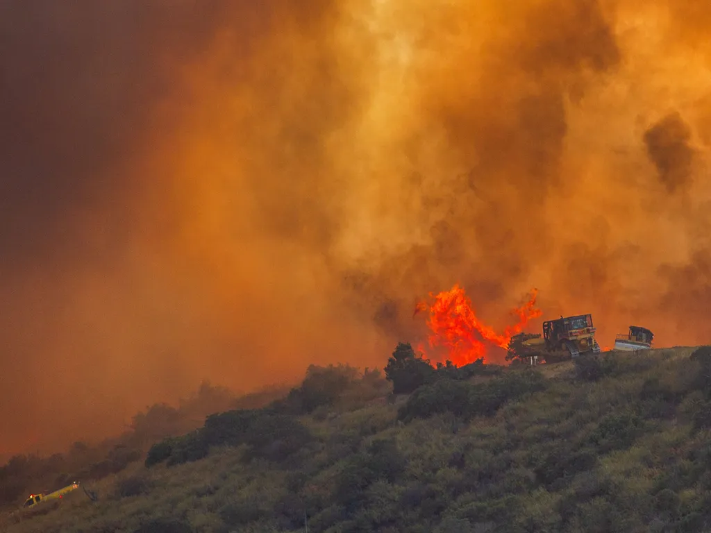 Erdőtűz, Kalifornia, ErdőtűzKalifornia, 2026.05.19., Fire fighters use a bulldozer to combat the Sandy Fire as it burns on a hill at a residential area in Simi Valley, California, on May 18, 2026. About 24,000 people in Simi Valley, 40 miles northwest of