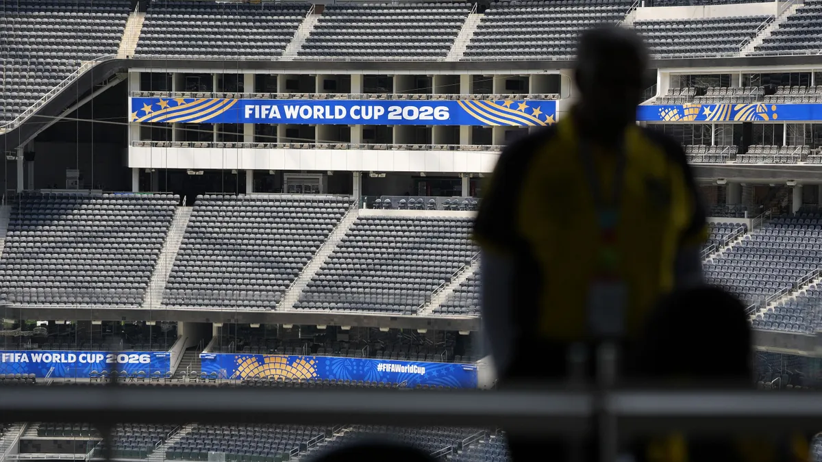 Botrány a foci-vb előtt: csalással vádolják a FIFA-t a horrorjegyárak miatt