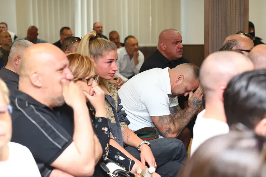 Hatályos kívül helyezte a bíróság Curtis bátyjának börtönbüntetését