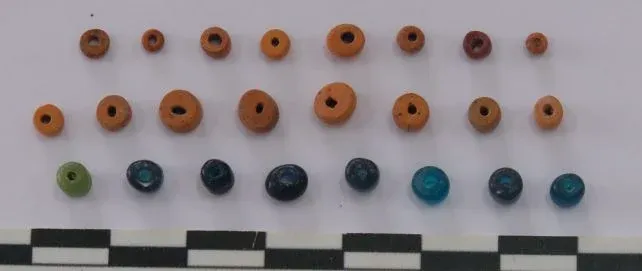 Az emberi csontokon kívül a korsóban talált üveggyöngyök igazi érdekességek, ám eredetük újabb kérdéseket vet fel