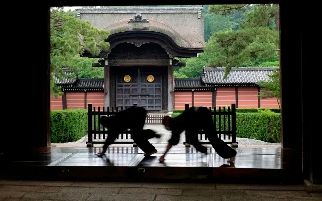 Japán szerzetesek a padlót súrolják - szerintük a házimunka jót tesz az elmének